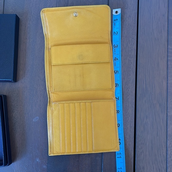 Prada Calf skin leather wallet in sole i l comes with box and cards - Picture 10 of 10